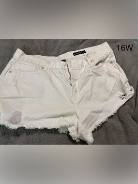 BLANKNYC White Frayed Hem Denim Shorts